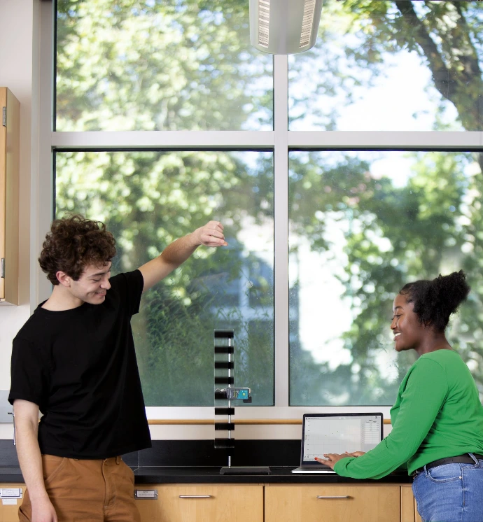 Estudiantes hacen actividad de factor de gravedad